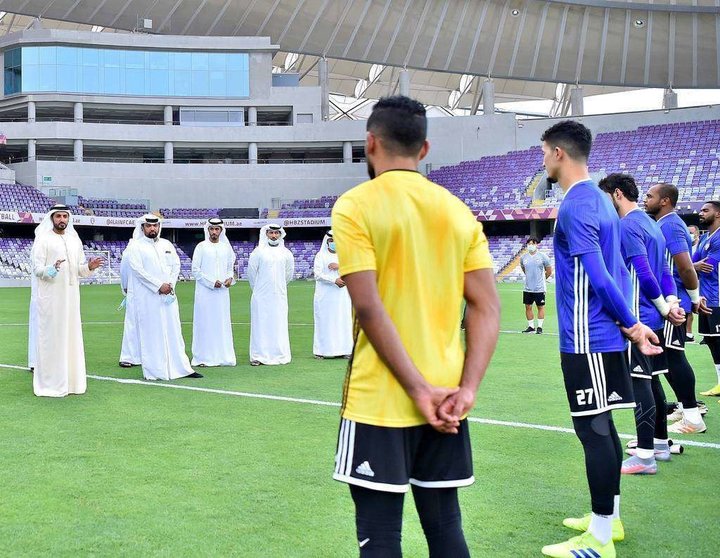 La Selección de Emiratos atiende a las palabras del presidente de la Federación de Fútbol durante su concentración en Al Aín. (WAM)
