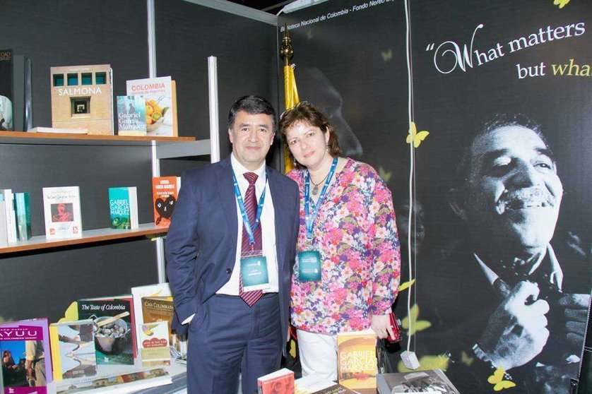 Dixon Moya y Patricia Mogollón, en el stand de Colombia en la Feria del Libro de Abu Dhabi. (Manaf K. Abbas)