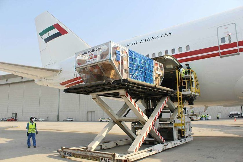 Momento de la carga de la ayuda de Emiratos Árabes para el Líbano en Dubai. (WAM)