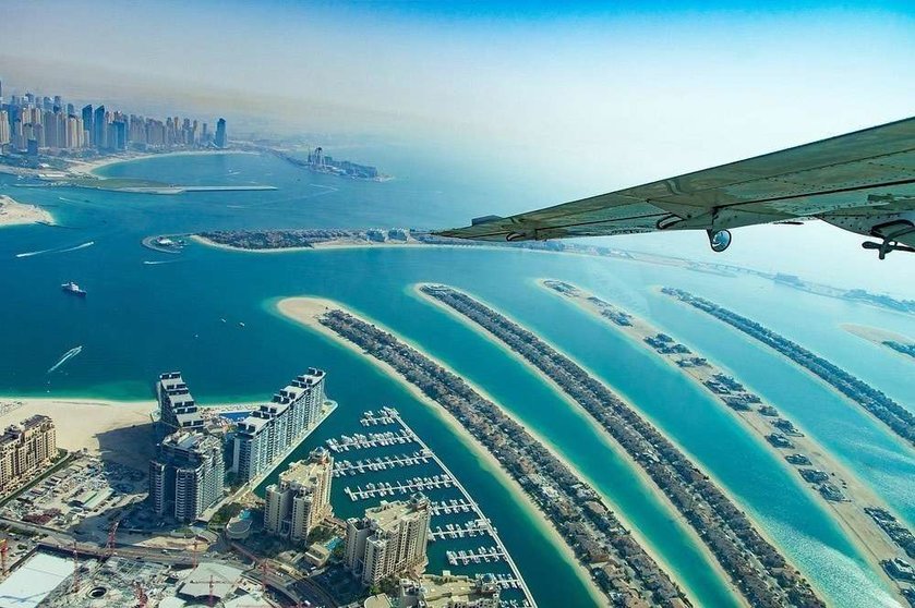Perspectiva aérea de Dubai con la Palmera en primer plano y los rascacielos de JBR al fondo. (WAM) 