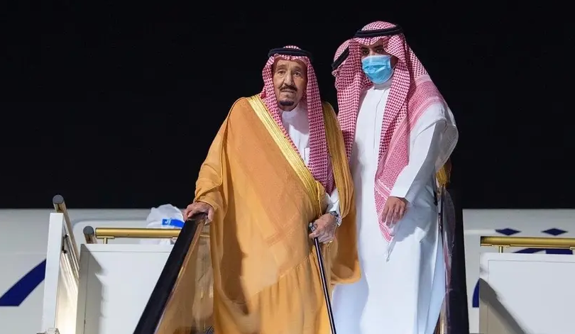 El portal Al Arabiya publicó la imagen del rey saudí descendiendo de su avión.