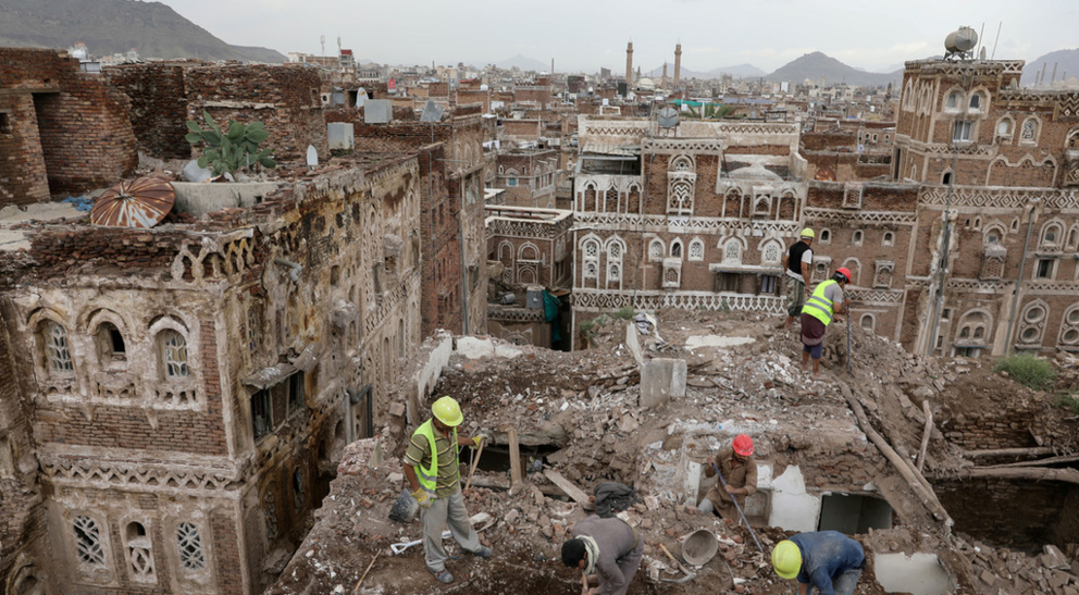 Trabajadores demuelen un edificio dañado por lluvias en la ciudad de Saná, Yemen, el 9 de agosto de 2020. (Khaled Abdullah / Reuters)