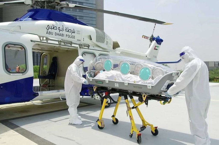 Cápsula de aislamiento implantada por la Policía de Abu Dhabi para el traslado en ambulancias aéreas de enfermos de coronavirus. (WAM)
