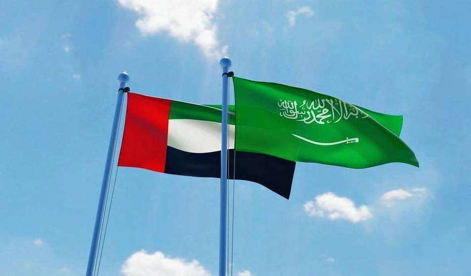 Las banderas de Emiratos Árabes Unidos -izquierda- y de Arabia Saudita. (WAM)
