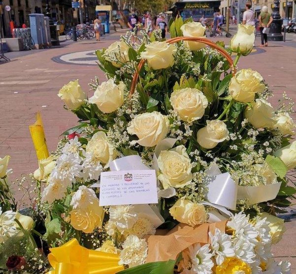 La ofrenda floral de EAU durante el homenaje a las víctimas del atentado de Barcelona. (Twitter)