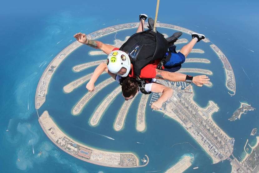 Un salto en paracaídas sobre La Palmera de Dibai. (Skydive)
