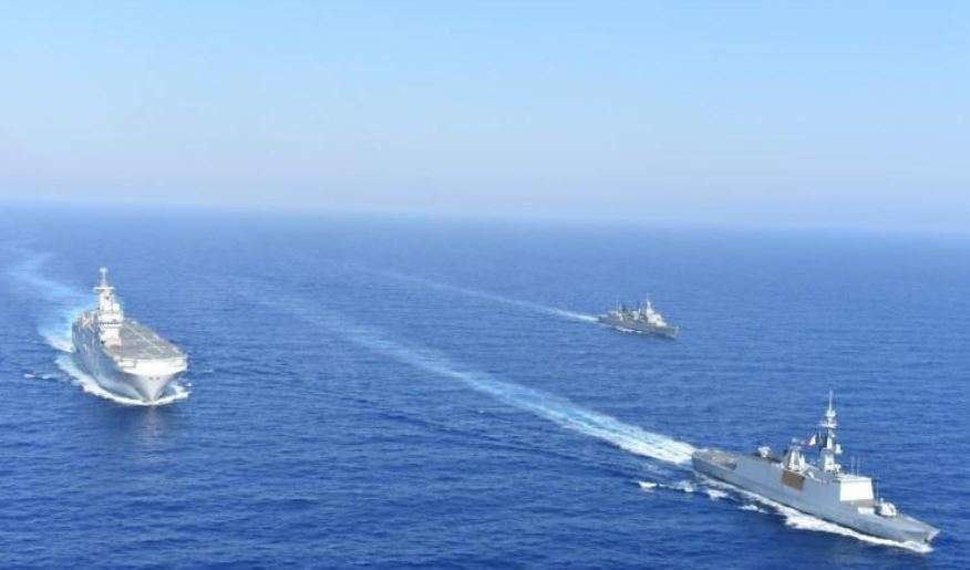 Buques griegos y franceses navegan en formación durante un ejercicio militar conjunto en el mar Mediterráneo. (Reuters)
