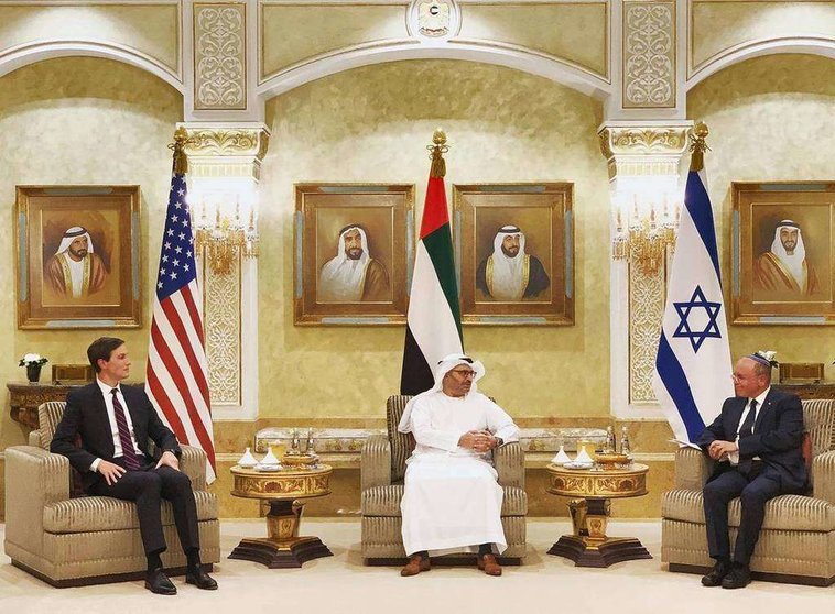 Los representantes de Estados Unidos e Israel, reunidos en la tarde del lunes con el ministro de Estado de Relaciones Exteriores de Emiratos Árabes. (Twitter)