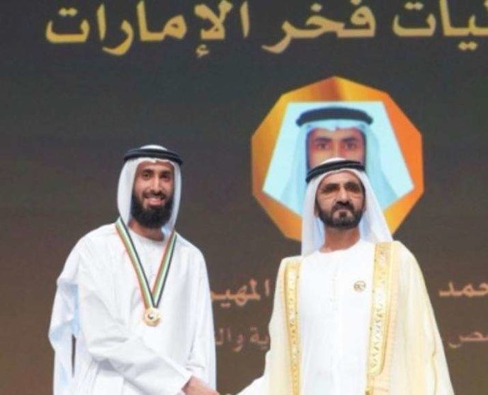 El físico emiratí junto al gobernante de Dubai. (Twitter)