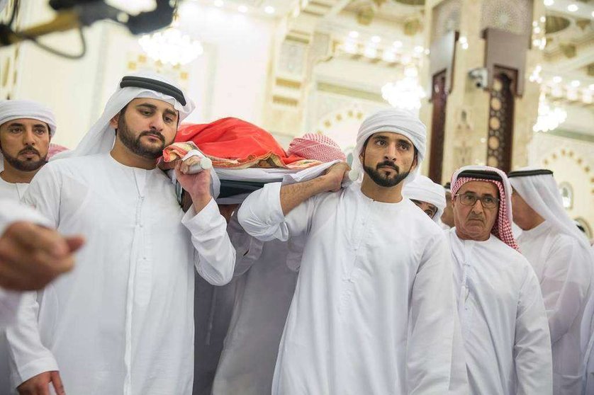 El jeque Hamdan bin Mohammed, príncipe heredero de Dubai, rinde homenaje al difunto hermano, el jeque Rashid bin Mohammed, que murió de un ataque cardíaco a los 33 años en 2015. (Wam)