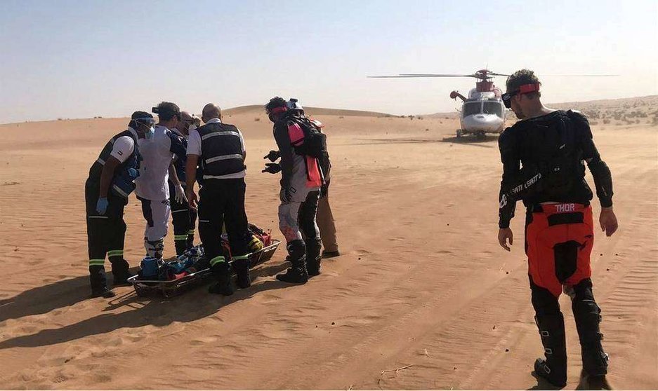 Momento del rescate del herido en el desierto de Margham en Dubai. (WAM)