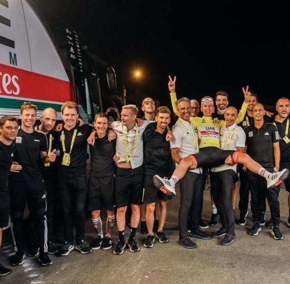 El equipo UAE Team Emirates con el virtual ganador del Tour de Francia. (Twitter)