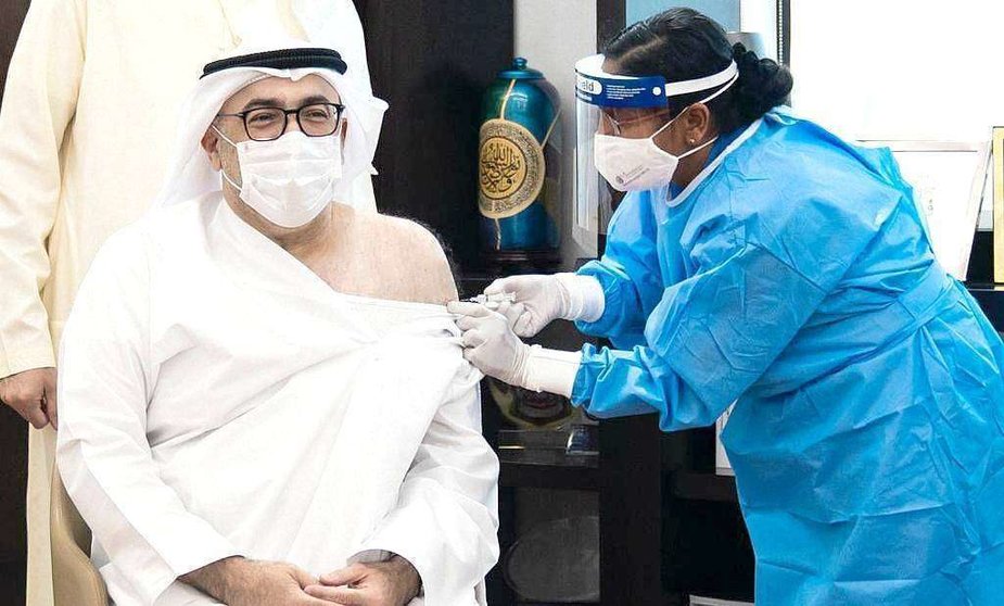 AbdulRahman bin Mohammed Al Owais, ministro de Salud y Prevención de Emiratos Árabes Unidos, en el momento de recibir la primera dosis de la vacuna Covid-19. (WAM)