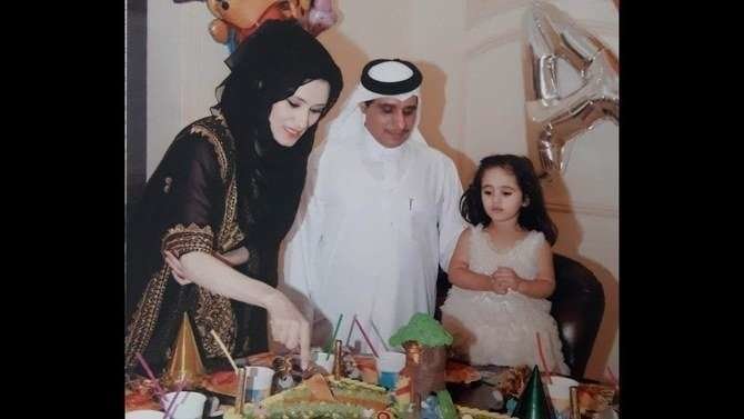 El matrimonio qatarí con uno de sus hijos. (Arab News)
