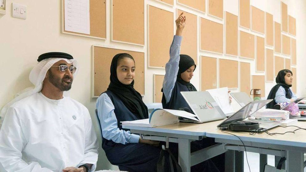 El jeque Mohammed bin Zayed se une a las alumnas de la escuela Al Asayel en Khalifa City.