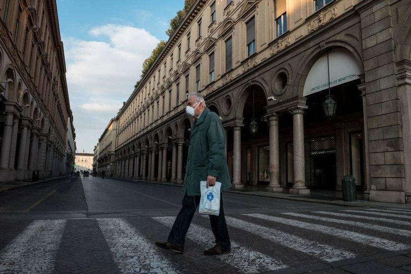 Persona paseando por las calles de una ciudad en tiempo de coronavirus. 