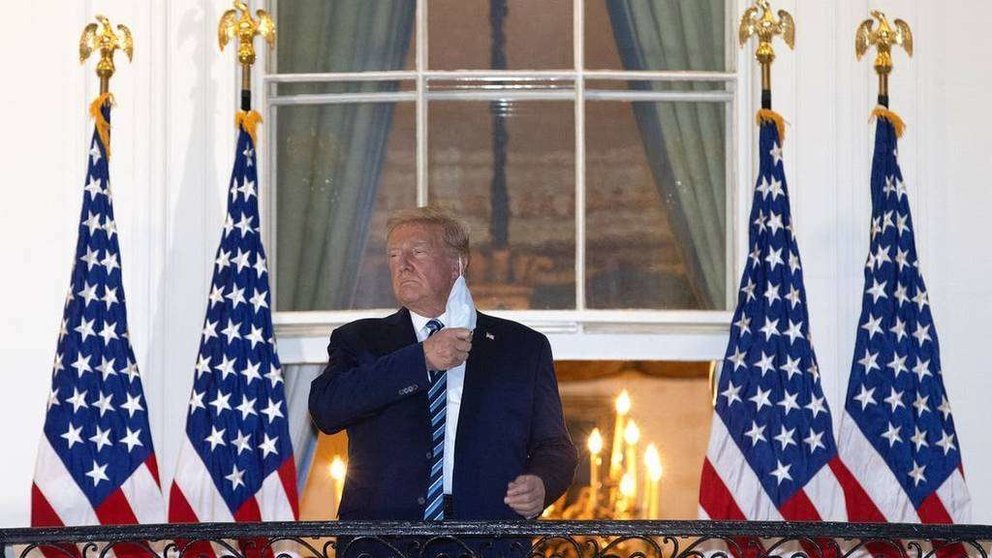 Trump se quita la mascarilla tras su regreso a la Casa Blanca desde el hospital. (AFP)