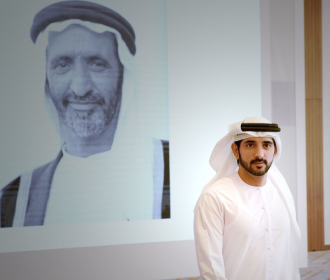 El príncipe heredero de Dubai ante una imagen de su abuelo. (Twitter)