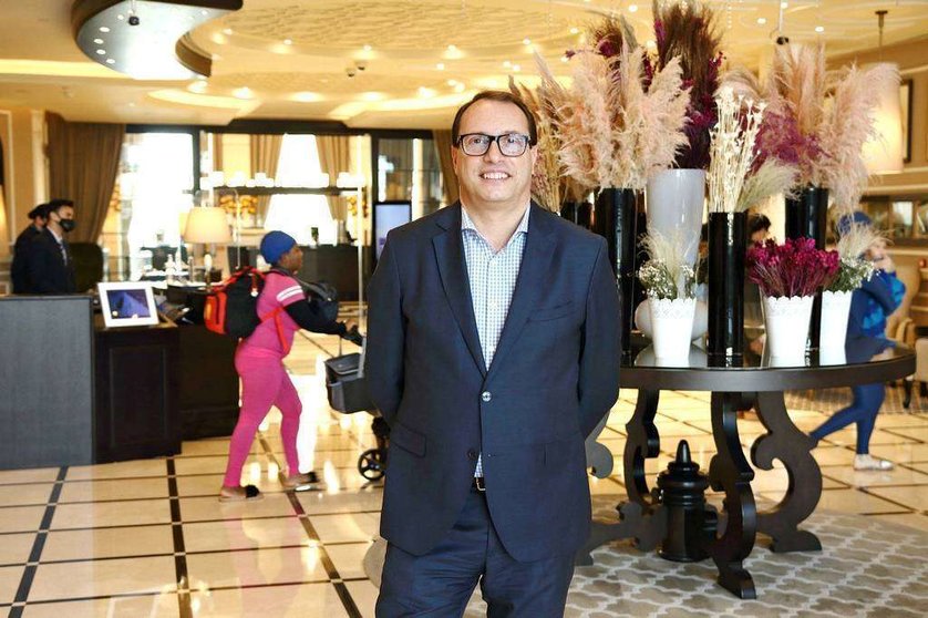 Juan Carlos Reina, director de Dukes The Palm Royal Hideaway, en el vestíbulo del hotel, sitaudo en exclusiva zona de La Palmera en Dubai. (Richard Ramos)