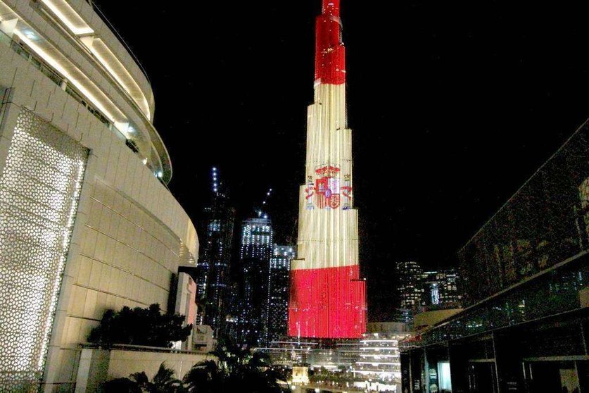 El Burj Khalifa ha quedado iluminado este 12 de octubre con los colores de la bandera de España. (Richard Ramos / EL CORREO)