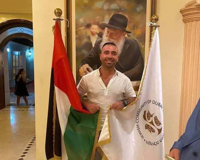 Omar Adam en su visita al Centro Comunitario Judío en Dubai. (Twitter)
