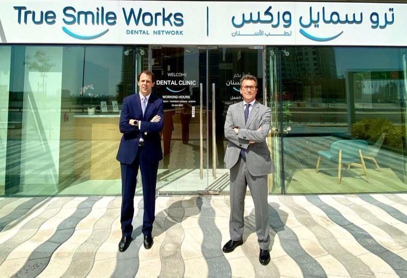 El embajador de España -derecha-, junto al director general del Grupo ASISA en Oriente Medio en la entrada de la clínica dental True Smile Works abierta en Al Reem Island de Abu Dhabi. (Cedida)