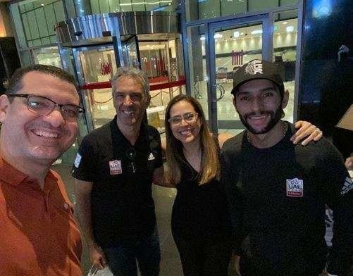 Fernando Gaviria y miembros del UAE Team Emirates en la puerta de la Clínica Cleveland de Abu Dhabi. (Instagram)