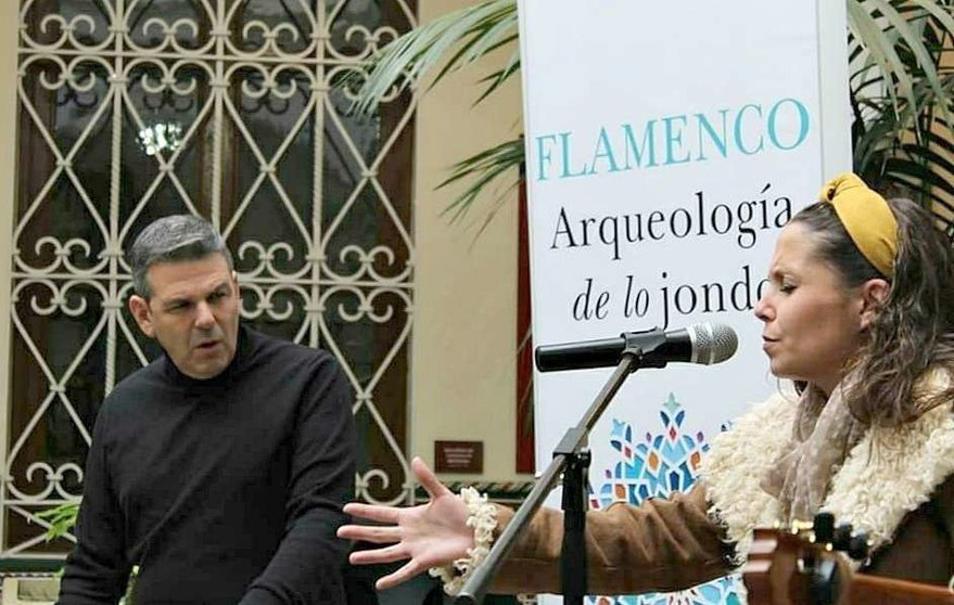 Antonio Manuel Rodríguez -izquierda- durante una de las presentaciones de su libro 'Arqueología de lo jondo'. (Fuente externa)