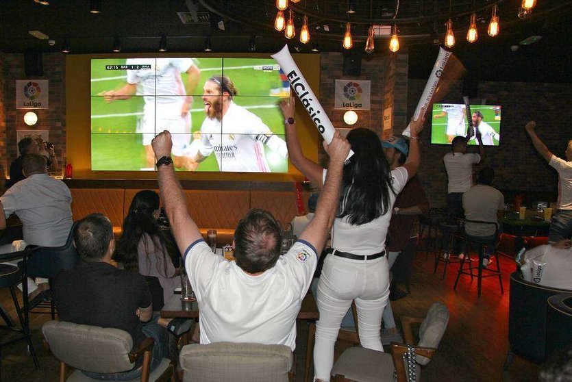 Aficionados celebran en Champs el gol de Sergio Ramos. (EL CORREO)