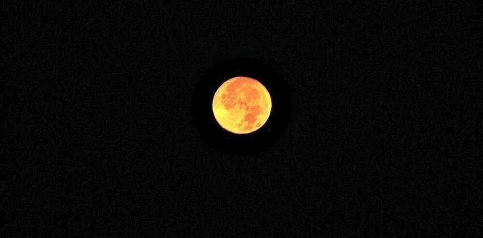 Espectacular luna llena en el Golfo Arábigo. (EL CORREO)