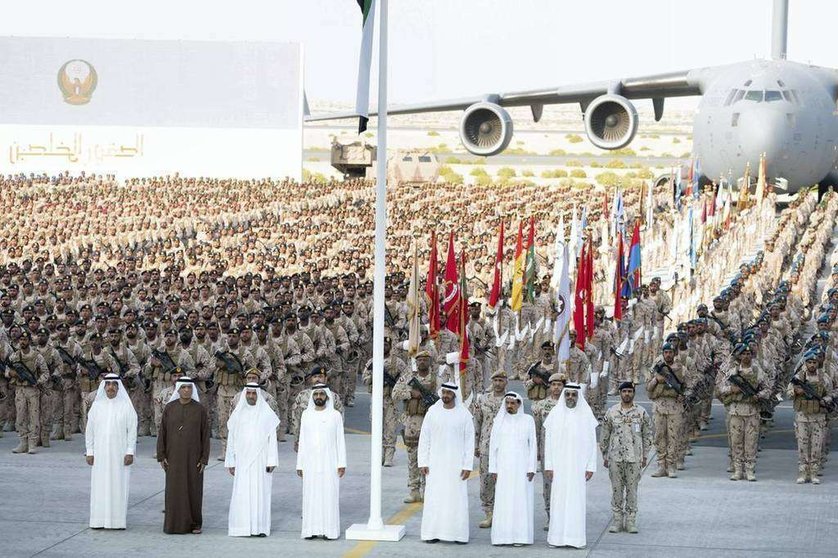 El gobernante de Ras Al Khaimah, y los líderes de EAU en febrero de 2020 durante un homenaje a los miembros de las Fuerzas Armadas que participaron con la Coalición Árabe en Yemen, en Zayed Military City. (Ministerio de Asuntos Presidenciales)