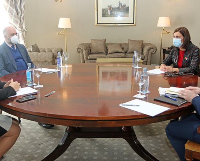 Un momento del encuentro entre el embajador emiratí y la consejera cántabra. (Twitter)