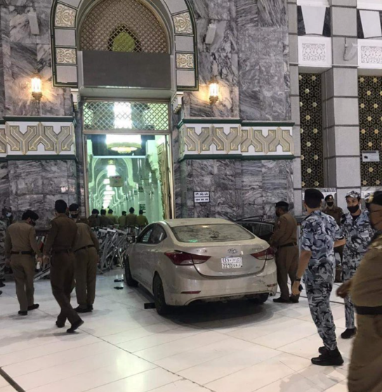 Una imagen de Twitter del coche ante una puerta de entrada a la Gran Mezquita en La Meca.