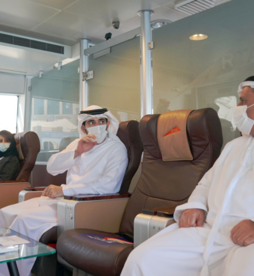 El jeque Hamdan durante el recorrido en Ferry. (Dubai Media Office)
