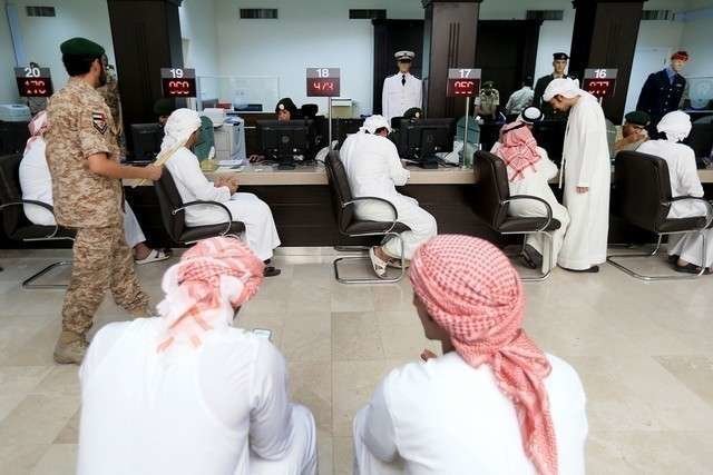 Los emiratíes deberán cumplir 20 años de servicio para cobrar íntegra la pensión.
