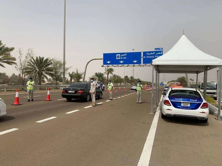 Los oficiales revisan el permiso electrónico de los conductores antes de viajar entre Abu Dhabi y otras ciudades. (Policía de Abu Dhabi)