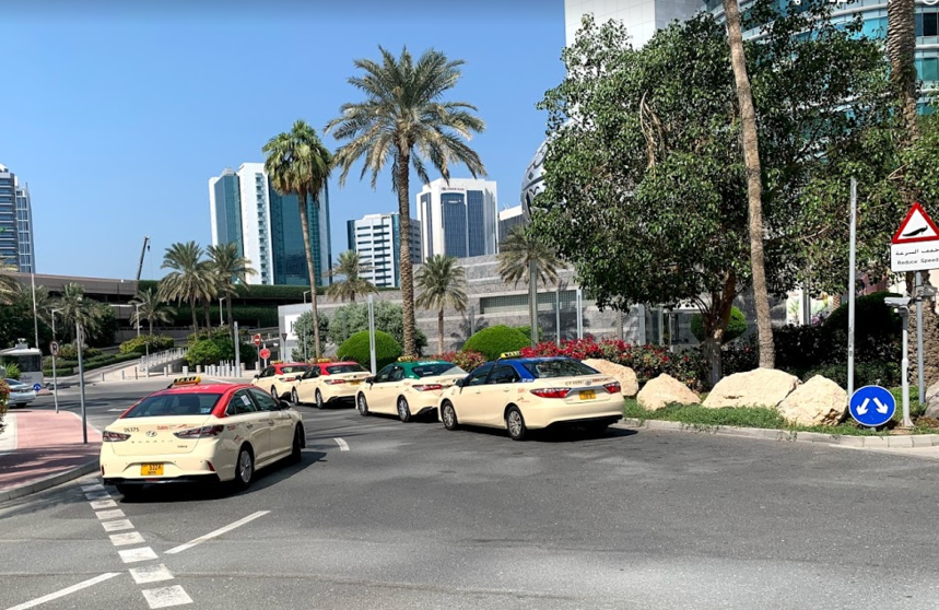Taxis en el centro de Dubai. (EL CORREO)