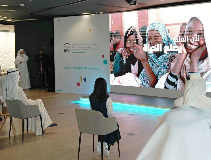 El jeque Mohammed bin Rashid atiende niños refugiados durante el lanzamiento de The Digital School. (WAM)