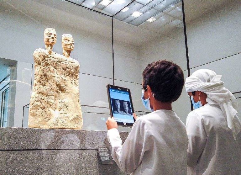 Dos niños en el Museo Louvre Abu Dhabi. (@LouvreAbuDhabi)