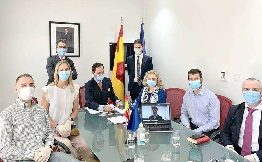 Participantes en la constitución en la sede de la Embajada de España en Abu Dhabi de la Asociación de Científicos e Investigadores Españoles en Emiratos Árabes Unidos. (Cedida)