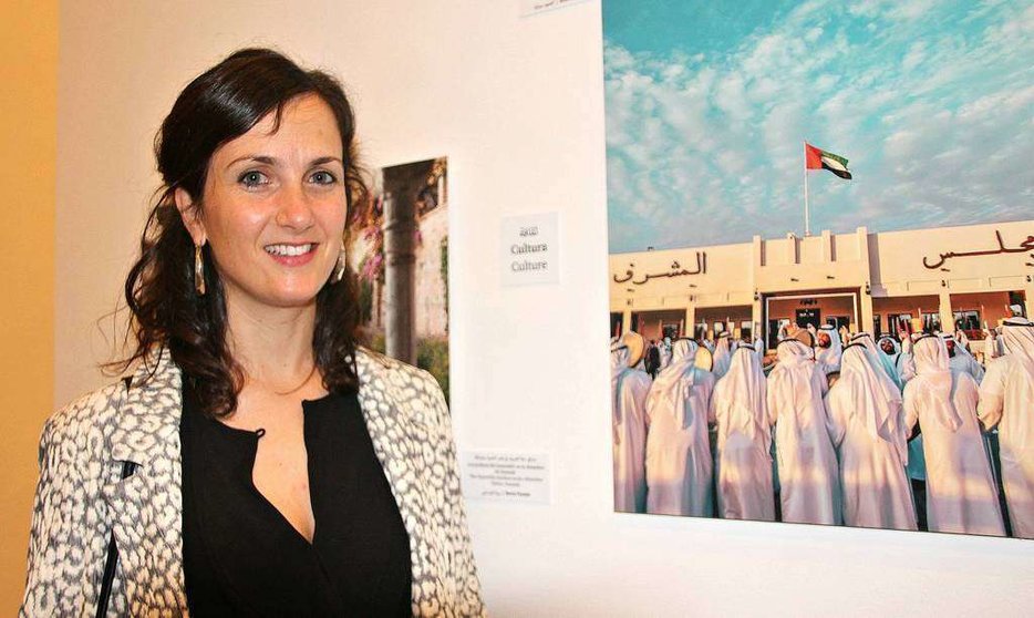 Carmen de Antonio, cónsul española en Emiratos Árabes, en la exposición 'Conceptos-Paralelos en España y EAU' que se exhibe actualmente en Dubai. (EL CORREO)