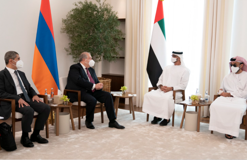  El jeque Mohamed bin Zayed Al Nahyan, príncipe heredero de Abu Dhabi y el presidente de Armenia durante el encuentro. (WAM) 
