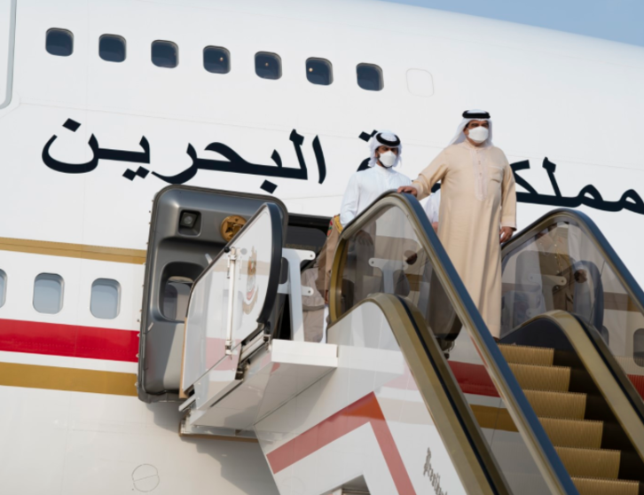 El rey de Bahréin a su llegada al aeropuerto de Abu Dhabi. (WAM)