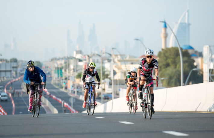  Una edición anterior del Triatlón Femenino de Dubai. (WAM)