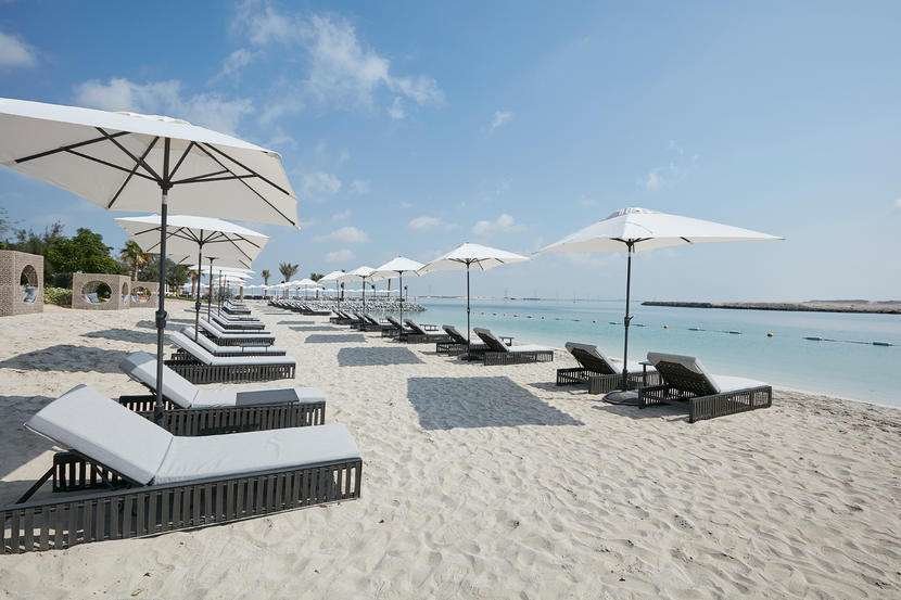 Cove Beach abre sus puertas el viernes 27 de noviembre en Abu Dhabi.  El nuevo club de playa con licencia será el primer local de este tipo que se abrirá en Reem Island .  Este es el segundo lugar de Cove Beach, después de la popular ubicación en Bluewate