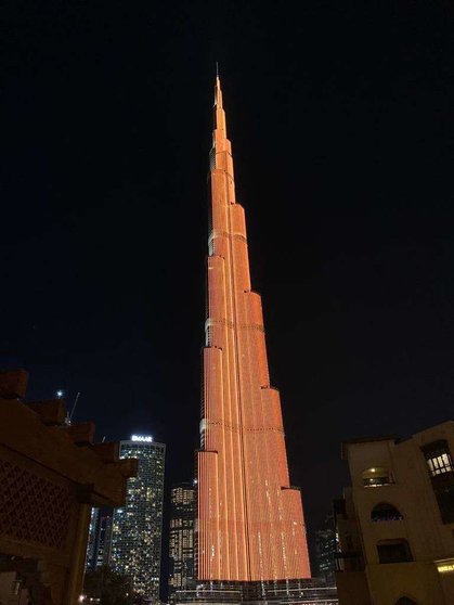 El Burj Khalifa iluminado de naranja contra la violencia. (WAM)