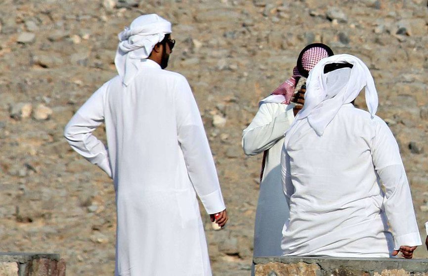 Jovénes emiratíes conversan en la montaña de Jebel Jais en Ras Al Khaimah. (EL CORREO)