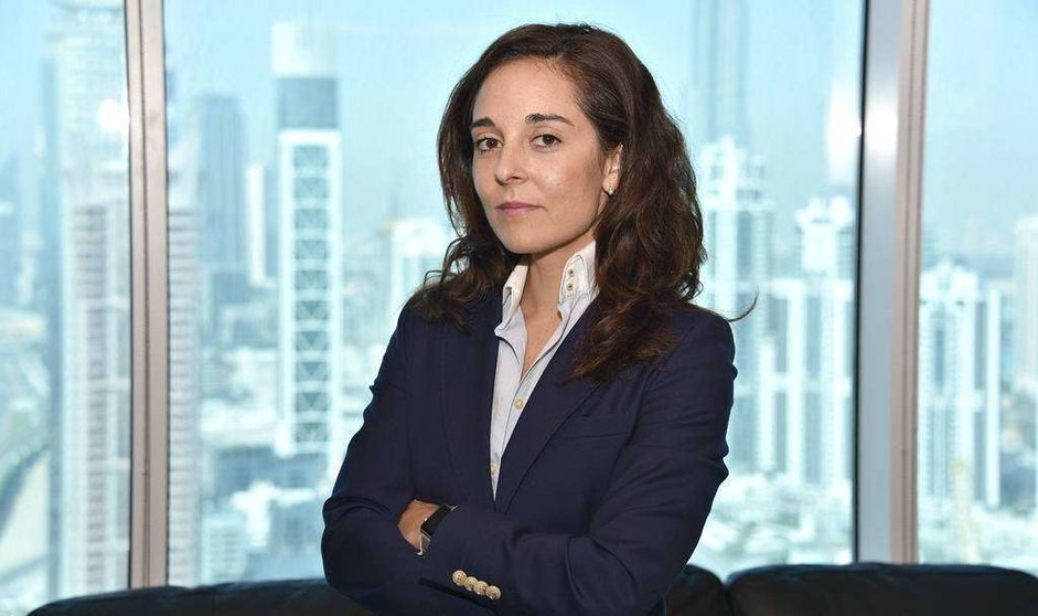 María Rubert, en su despacho de Emiratos Árabes Unidos con el skyline de Dubai de fondo. (EL CORREO)
