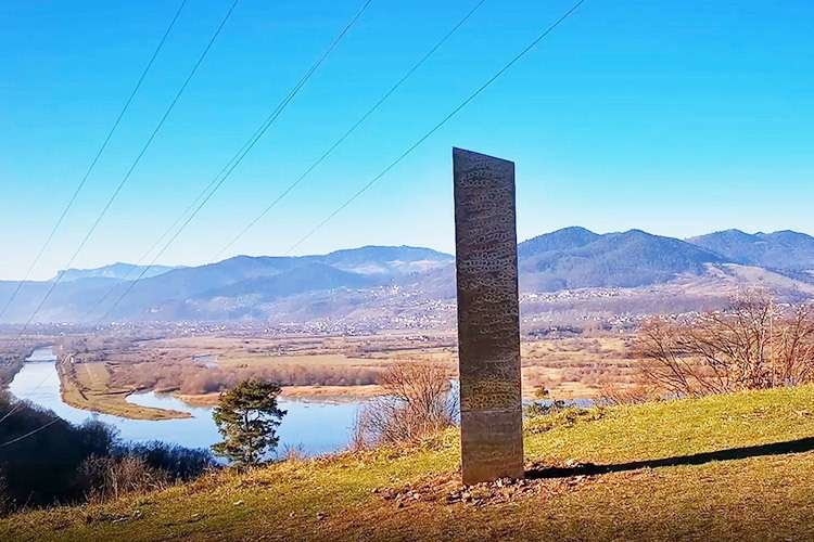 La gran estatua de metal se encontró en la colina Batca Doamnei en el norte de Rumania.