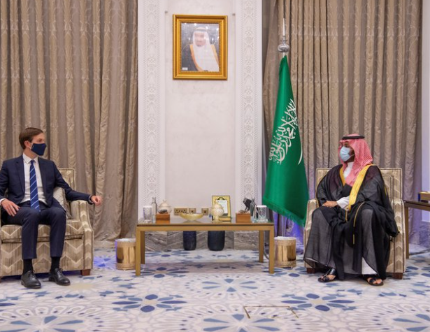 El príncipe saudí Mohammed Bin Salman recibió en Riad a Jared Kushner, en septiembre de 2020. (REUTERS)